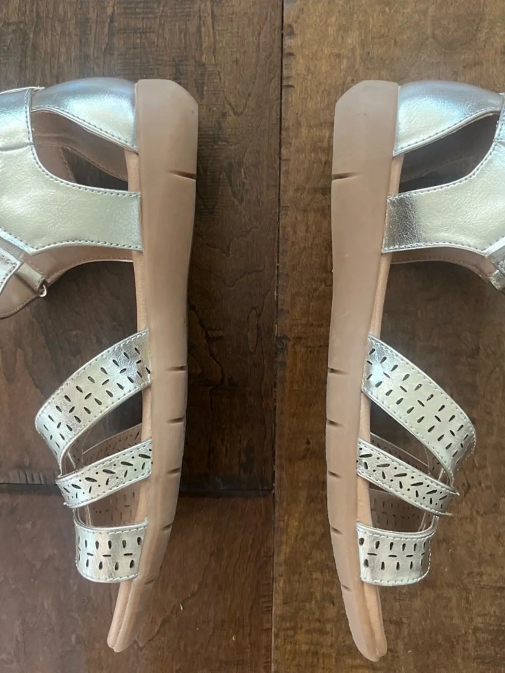 Comfortview Christiana metallic gold faux leather sandals Sz. 8.5